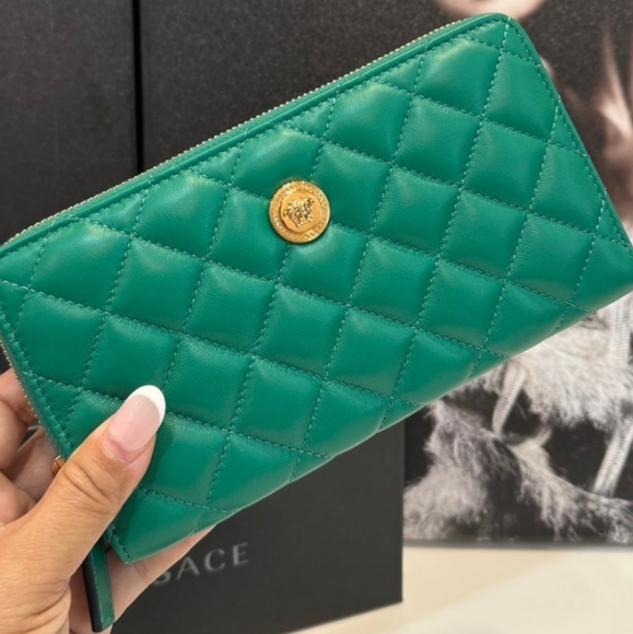 Versace Quilted Zipper Wallet/ BNWT/ GORGEOUS 😍 - Picture 4 of 9